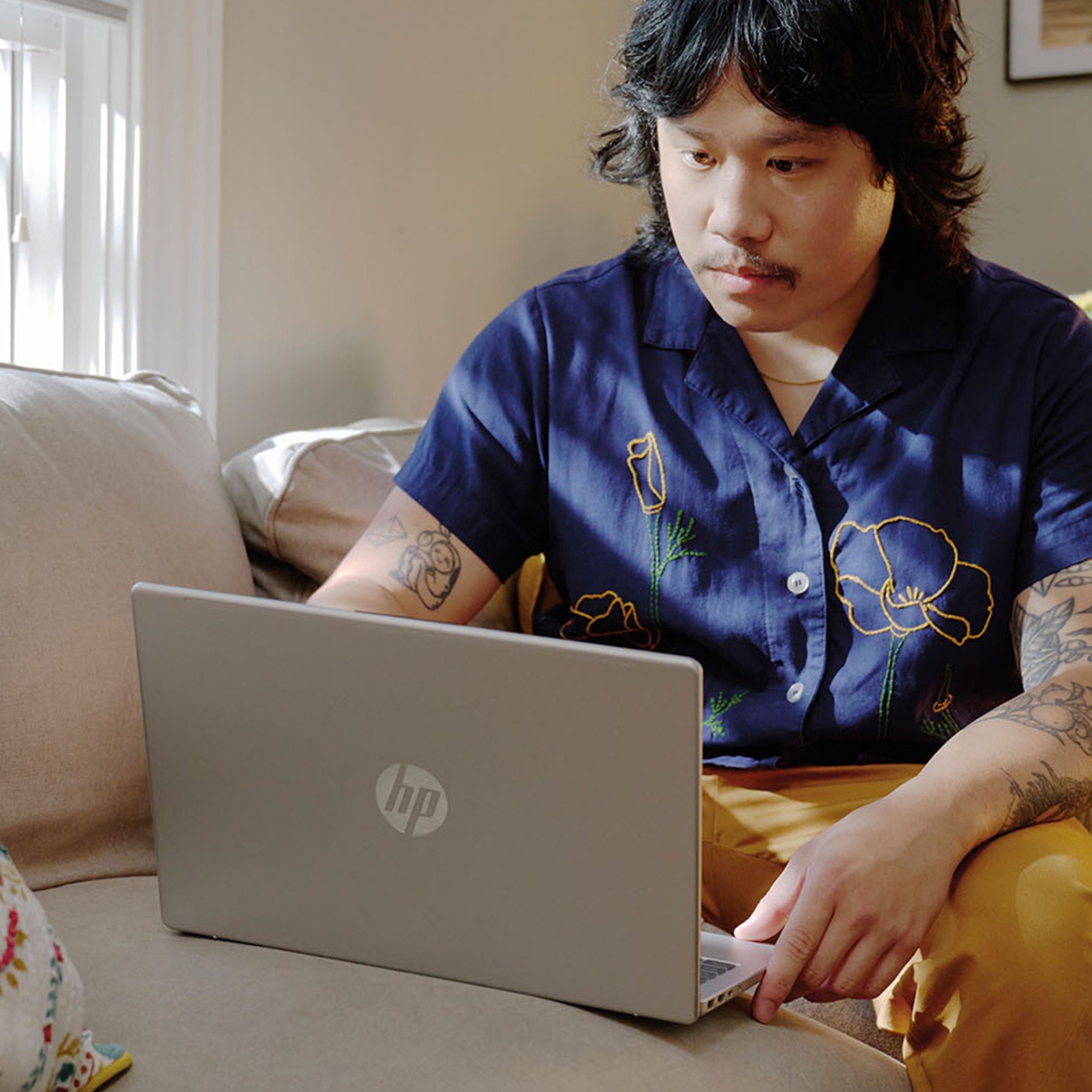 Galeri HP 14 inch Laptop 14-ep0260TU, Gold